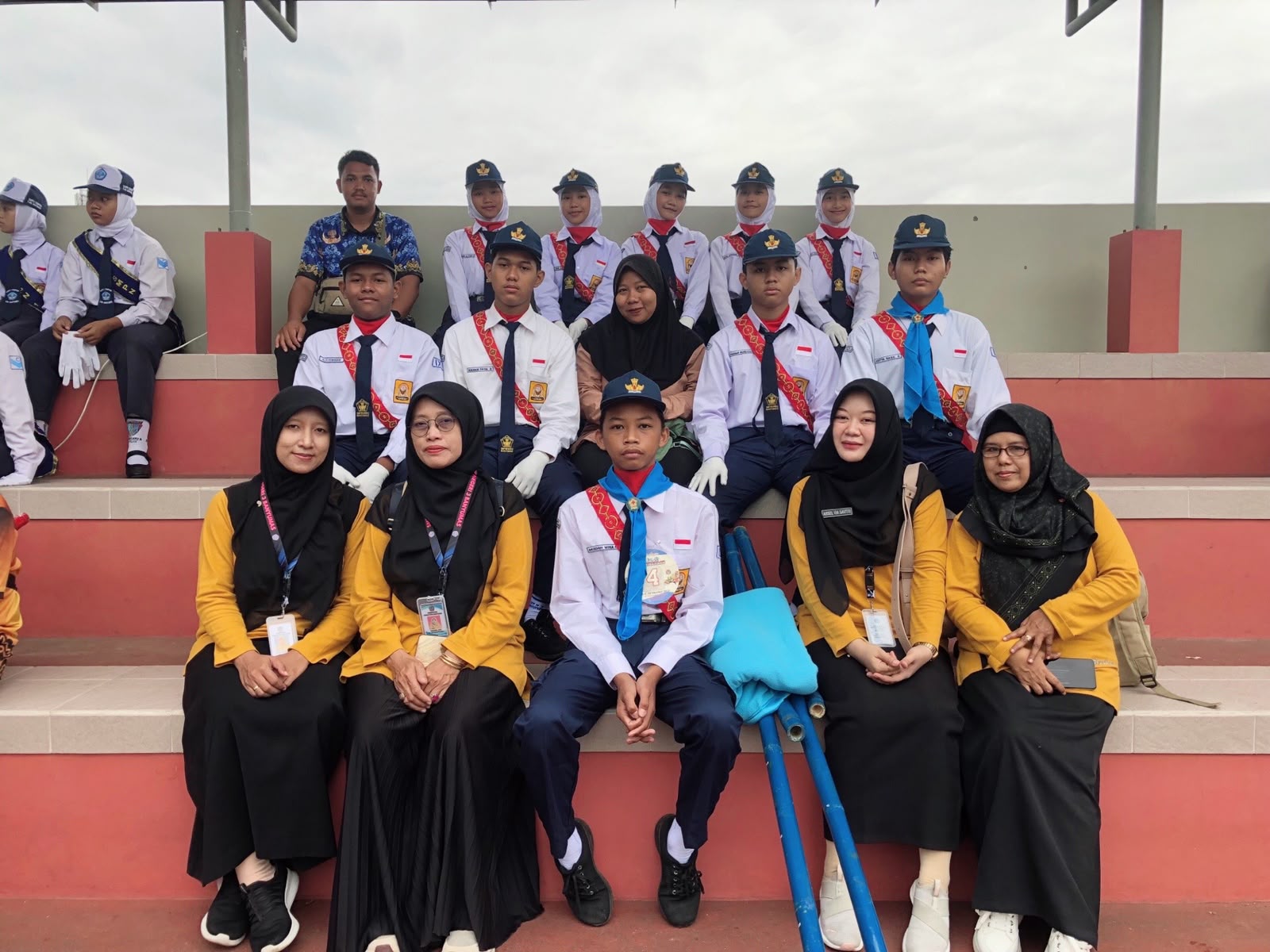 Foto Bersama Kontingen dan Pendamping Tim Gerak Jalan SMPN 3 Banyumas