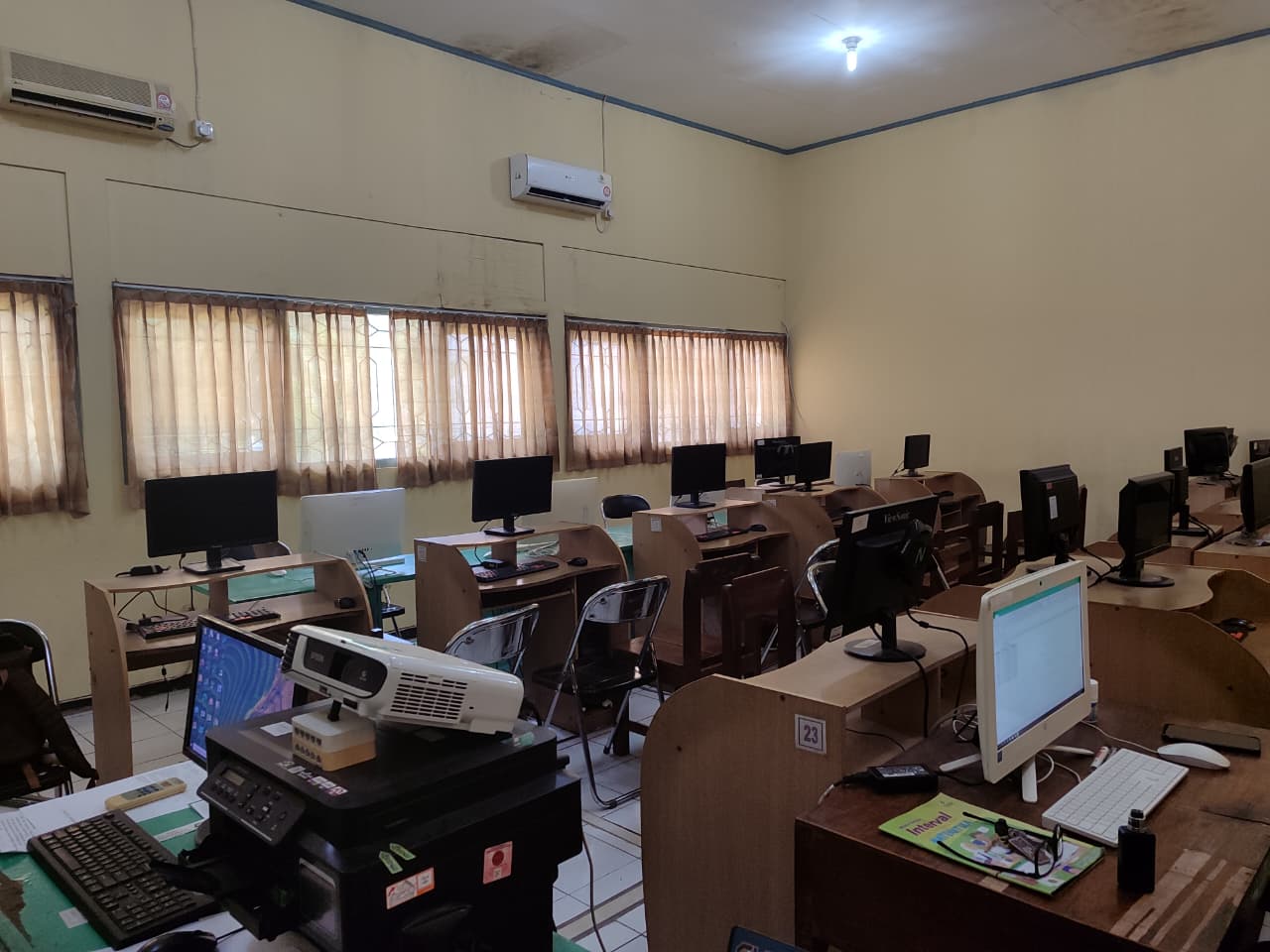 Ruang Laboratorium Komputer Sekolah